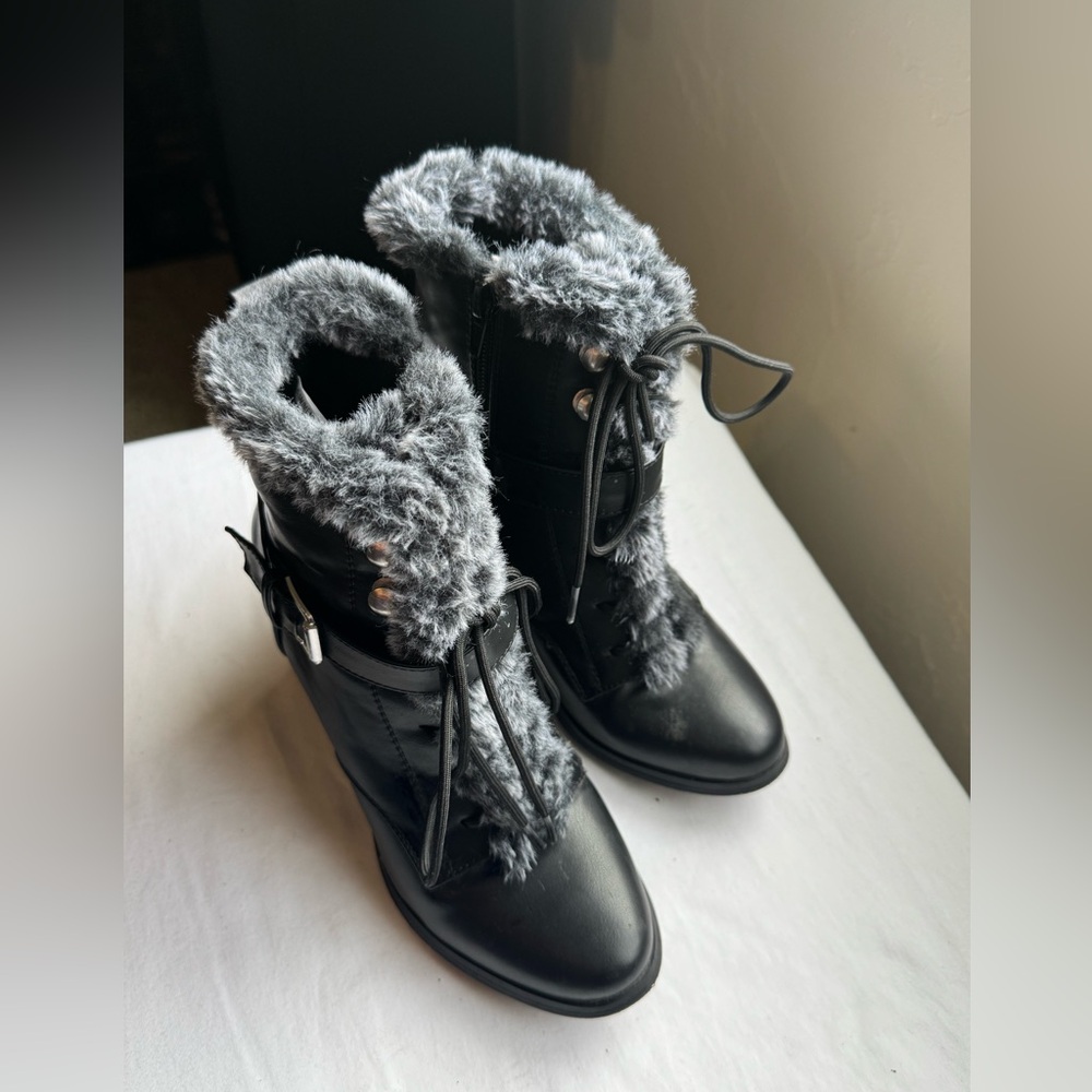 XOXO Black faux Leather and faux fur Ankle Boots Size 6.5